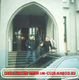 Юра Шатунов выходит из гостиницы. Челябинск, 19-20 сентября 2002