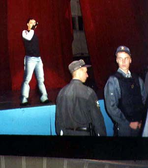 ОМОН - стена от фанатичек... Волгоград, 13 октября 2002